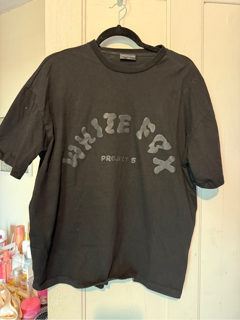 White Fox Boutique Black 'White Fox Project 5' Short Sleeve Tee